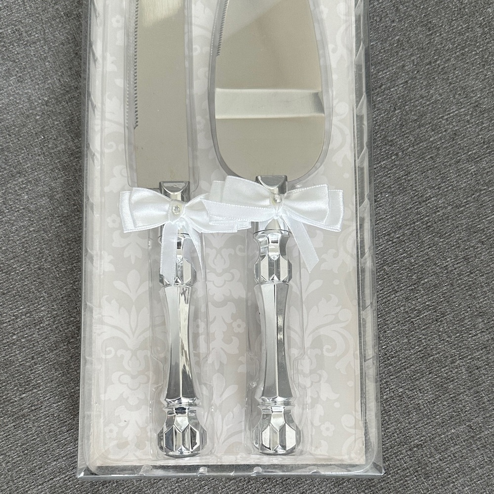 Amscan Silver Cake Serving Set with Bow Accents - Picture 3 of 6